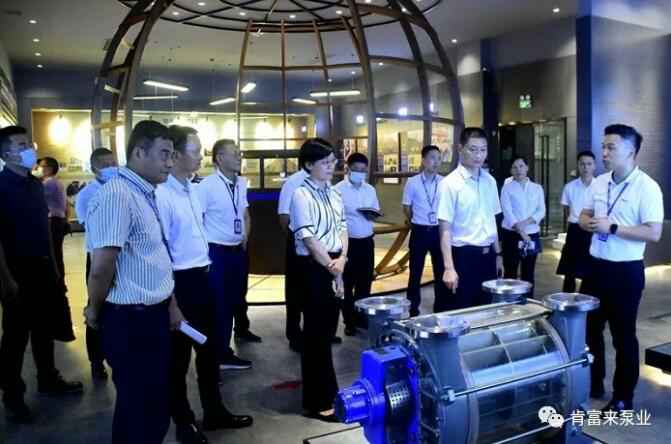 公司董事长、总经理陈迪(右一)向李军区长(右二)一行介绍乐鱼app登录入口-乐鱼(中国)产品